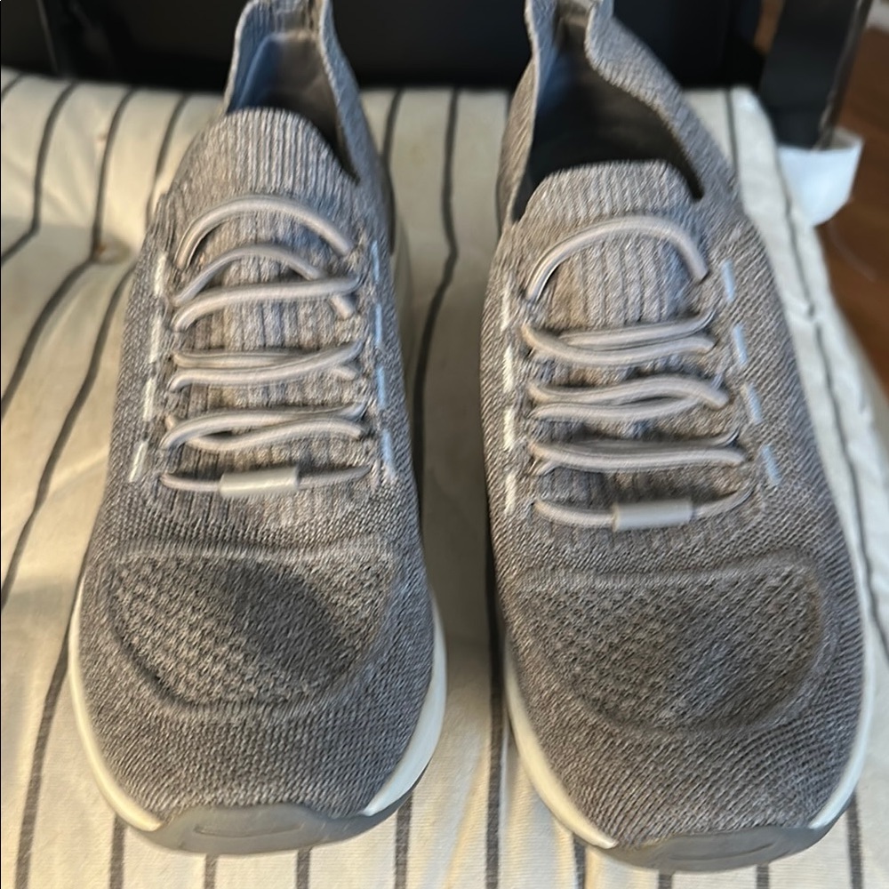 Skechers Gray Sneakers with Knitted Fabric and Modern Design EUC